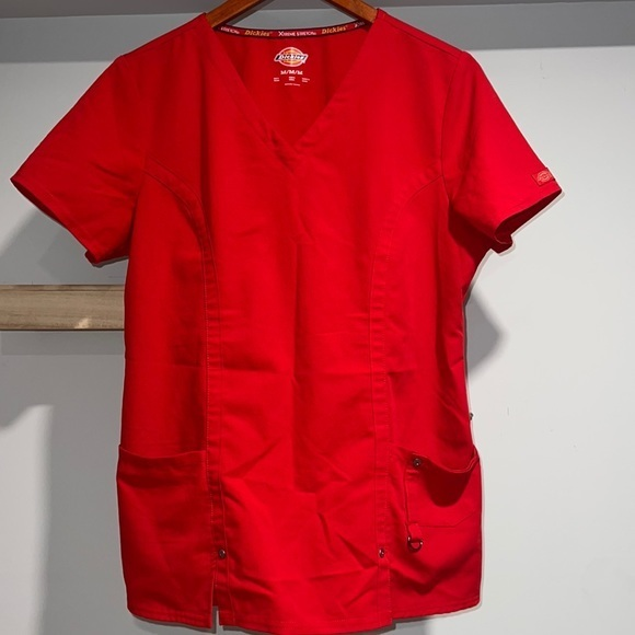Dickies red scrub‎ top - Picture 1 of 3